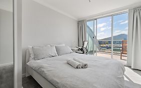 Dana-Ensuite In Central Shared Duplex Apartment